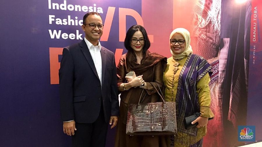 Gubernur DKI Jakarta Anies Baswedan mengunjungi pameran dagang Indonesia Fashion Week (IFW) 2018 hari terakhir.
