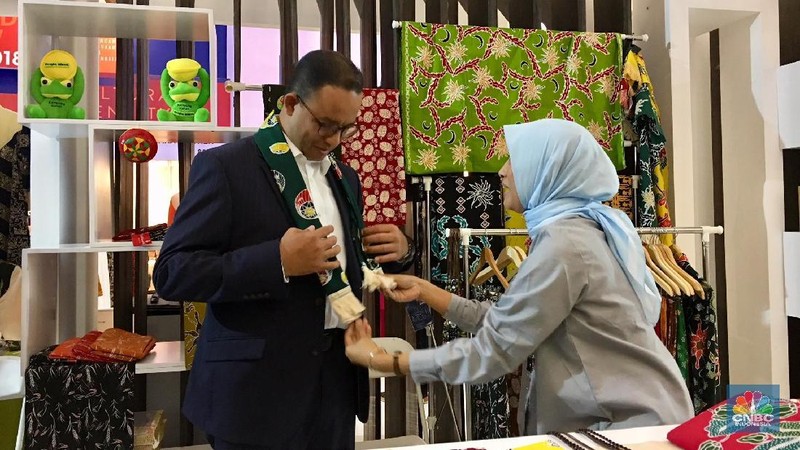 Gubernur DKI Jakarta Anies Baswedan mengunjungi pameran dagang Indonesia Fashion Week (IFW) 2018 hari terakhir.