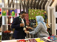 Gaya Anies Sambangi Indonesia Fashion Week di Hari Penutupan