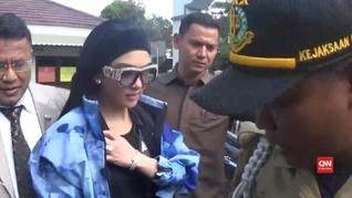 VIDEO: Gaya Nyentrik Syahrini Hadiri Sidang First Travel