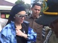 VIDEO: Gaya Nyentrik Syahrini Hadiri Sidang First Travel
