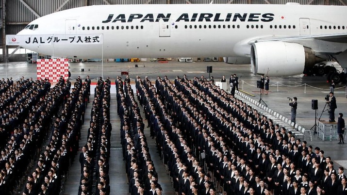 Newly-hired employees of Japan Airlines (JAL) group attend the company group's initiation ceremony at a hangar of Haneda airport in Tokyo, Japan, April 2, 2018. REUTERS/Issei Kato