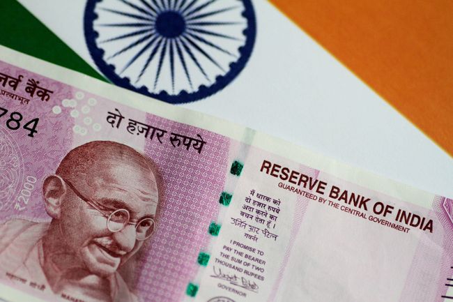 Pukul 19 45 Rupee Tertekan Rupiah Tak Lagi Terlemah Di Asia