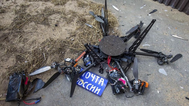 Sebuah drone dari layanan pos Rusia rusak setelah menabrak dinding gedung di sebuah rumah di Rusia
