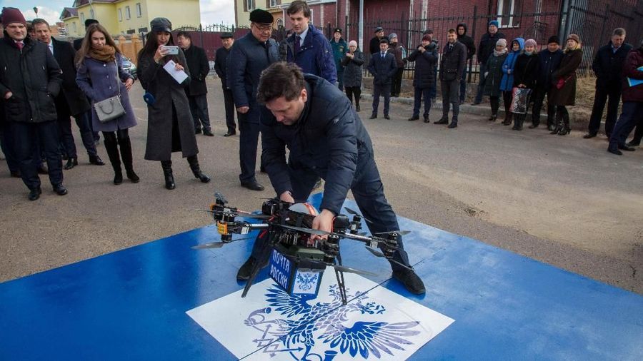 Sebuah drone dari layanan pos Rusia rusak setelah menabrak dinding gedung di sebuah rumah di Rusia