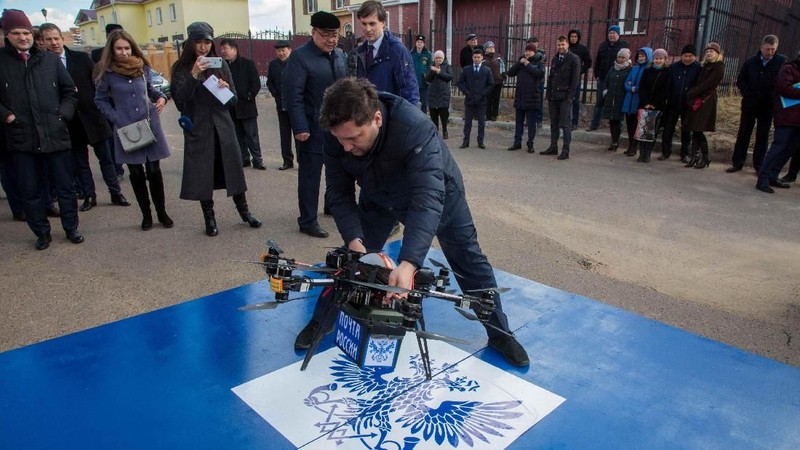 Sebuah drone dari layanan pos Rusia rusak setelah menabrak dinding gedung di sebuah rumah di Rusia