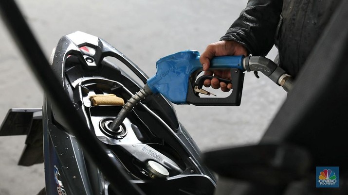 Pertamina Petugas mengisi Bahan Bakar Minyak pada kendaraan di salah satu SPBU dikawasana Cikini, Jakarta Pusat, Senin (2/4/2018).