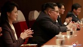 Kim Jong Un dan istrinya tampak bertepuk tangan, bahkan ikut bernyanyi di beberapa lagu. (KCNA/via Reuters)