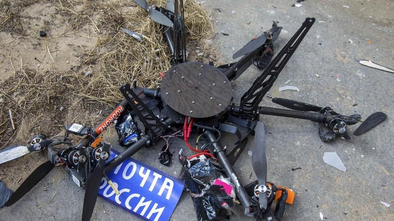 Sebuah drone dari layanan pos Rusia rusak setelah menabrak dinding gedung di sebuah rumah di Rusia