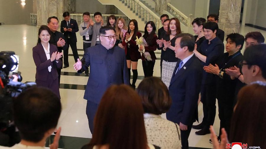 Untuk pertama kalinya pemimpin Korea Utara menghadiri pertunjukan Kpop, yang digelar di Pyong Yang. Konser ini diramaikan oleh artis Red Velvet dan lainnya