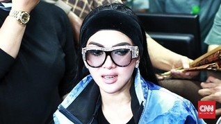 Kegerahan, Syahrini Minta Izin Hakim untuk Lepas Jaket