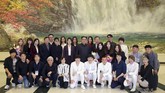Kim Jong Un juga menyempatkan diri berfoto bersama para artis yang tampil. Antara lain penyanyi terkenal Korea Selatan Cho Yong Pil, Lee Sun-hee, Yoon Do-hyun, Baek Ji-young serta girlband Red Velvet. (KCNA/via Reuters)