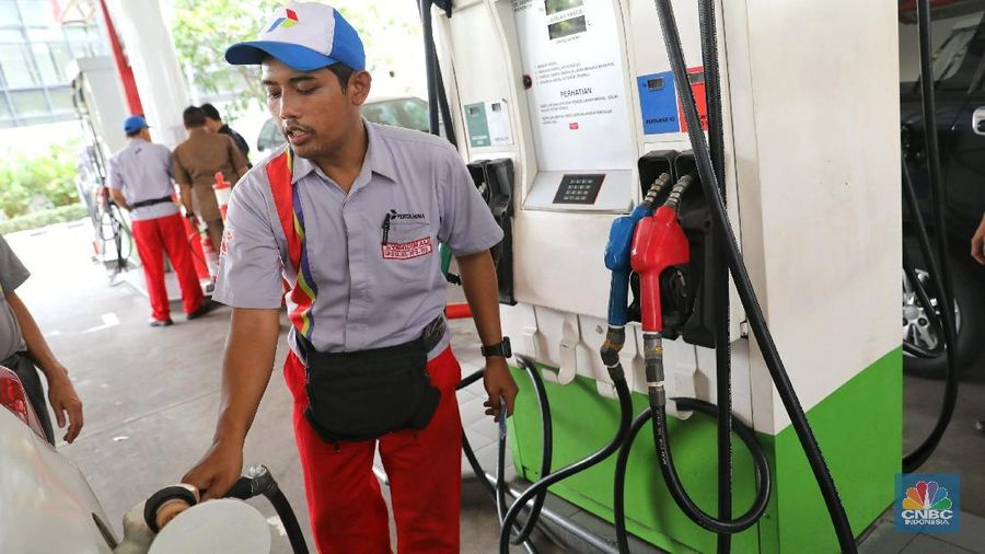 Kebijakan bensin Presiden Joko Widodo menyinggung banyak sisi, mulai dari potensi rugi Pertamina, dampak lingkungan, hingga hindari inflasi.