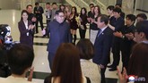 Sebanyak 120 anggota kelompok musisi Korea Selatan, termasuk penari, teknisi dan artis bela diri tiba di Pyongyang, Korea Utara untuk menggelar pertunjukkan budaya. Secara terpisah grup bela diri taekwondo asal Korea Selatan tampil di Hall Taekwondo Pyongyang, Minggu (1/4). (KCNA/via Reuters)