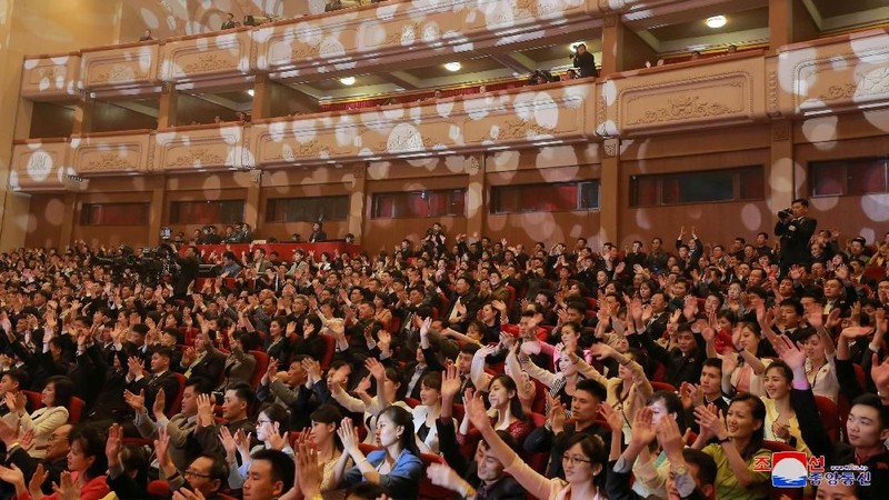 Untuk pertama kalinya pemimpin Korea Utara menghadiri pertunjukan Kpop, yang digelar di Pyong Yang. Konser ini diramaikan oleh artis Red Velvet dan lainnya