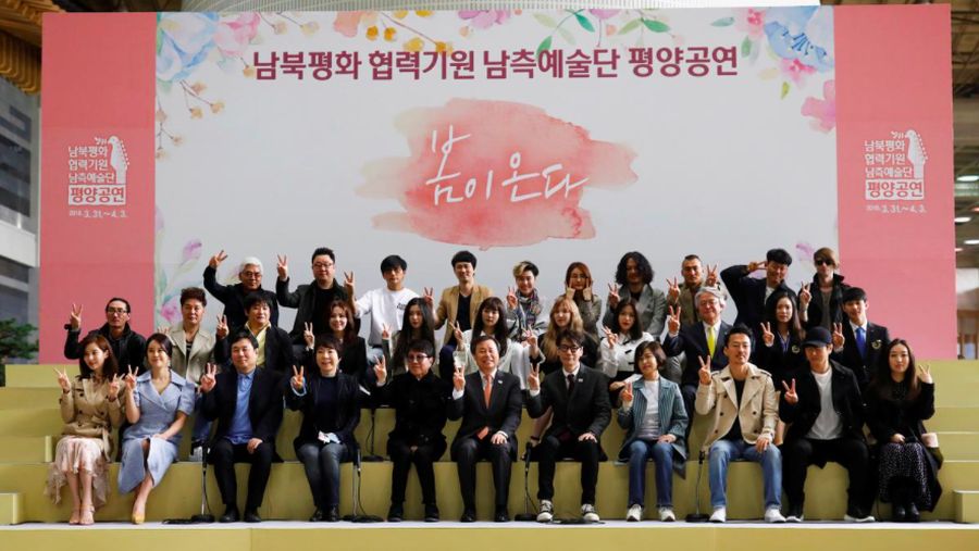 Bintang Kpop Korea Selatan Berpose Sebelum Terbang ke Korea Utara