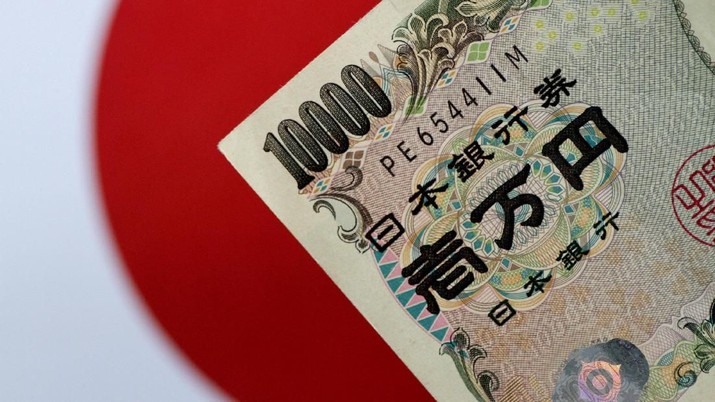 FILE PHOTO: A Japan Yen note is seen in this illustration photo taken June 1, 2017. REUTERS/Thomas White/Illustration/File Photo