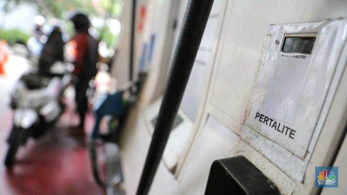 Pertamina Petugas mengisi Bahan Bakar Minyak pada kendaraan di salah satu SPBU dikawasana Cikini, Jakarta Pusat, Senin (2/4/2018).