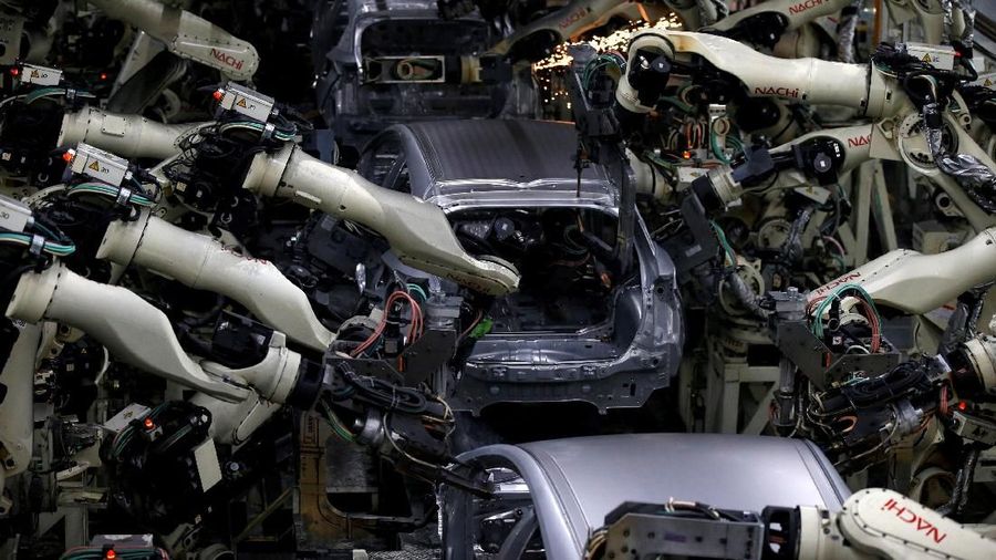 FILE PHOTO: Robots weld bodyshells of Toyota Motor Corp's Prius hybrid car on the assembly line of the Tsutsumi plant in Toyota, central Japan, December 8, 2017.  REUTERS/Toru Hanai/File Photo