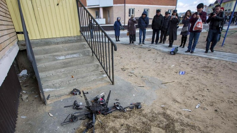Sebuah drone dari layanan pos Rusia rusak setelah menabrak dinding gedung di sebuah rumah di Rusia