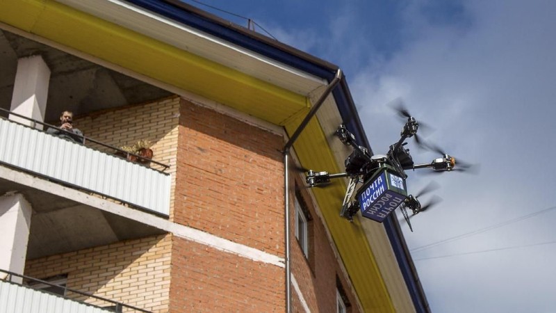 Sebuah drone dari layanan pos Rusia rusak setelah menabrak dinding gedung di sebuah rumah di Rusia