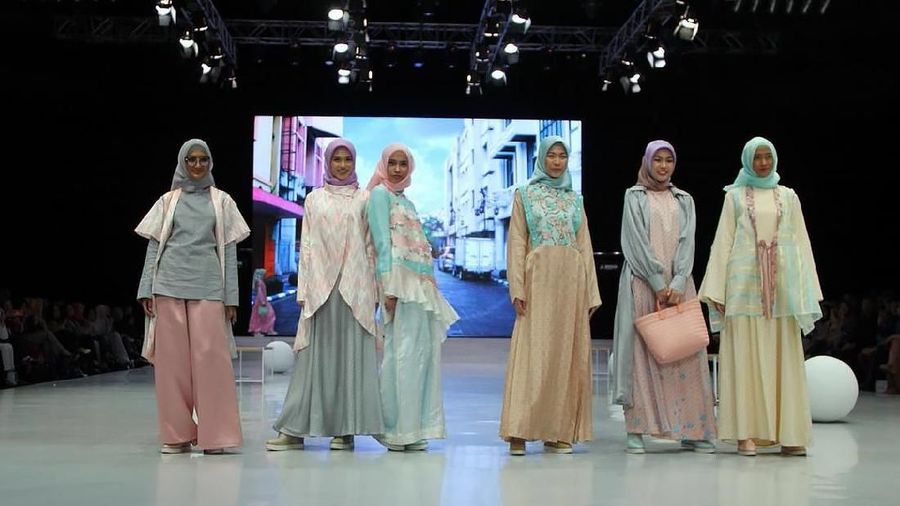 Busana yang dijual sekitar Rp 9,5 juta hingga Rp 15 juta ini menampilkan gaya urban androginy dengan warna natural yang cerah seperti biru langit.