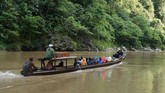 Masyarakat setempat menggunakan sampan sebagai transportasi utama untuk pergi ke kota dengan biaya Rp50 ribu. Perjalanan menghabiskan waktu 5 jam. (Anadolu Agency-Khalis Surry).