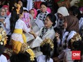 Iriana Jokowi Menari Pendet bersama Anak-anak TK