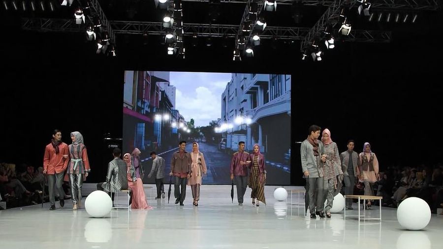 Busana yang dijual sekitar Rp 9,5 juta hingga Rp 15 juta ini menampilkan gaya urban androginy dengan warna natural yang cerah seperti biru langit.