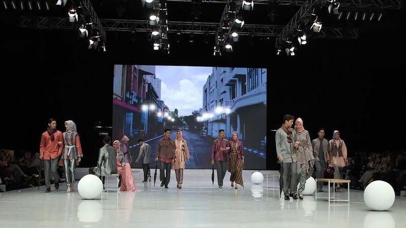 Busana yang dijual sekitar Rp 9,5 juta hingga Rp 15 juta ini menampilkan gaya urban androginy dengan warna natural yang cerah seperti biru langit.