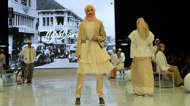 Busana yang dijual sekitar Rp 9,5 juta hingga Rp 15 juta ini menampilkan gaya urban androginy dengan warna natural yang cerah seperti biru langit.