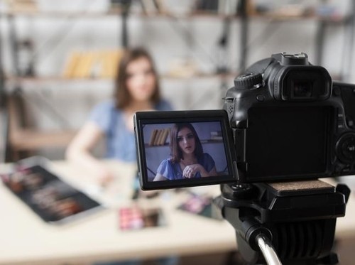 Tips Mengambil Foto Selfie dengan Kamera Profesional Tips Mengambil Foto Selfie dengan Kamera Profesional