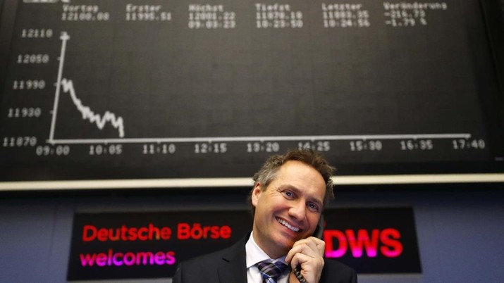 bursa jerman A shares trader reacts at the stock exchange in Frankfurt, Germany, March 23, 2018. REUTERS/Kai Pfaffenbach