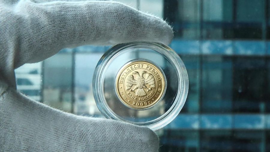 FILE PHOTO: A gold Russian rouble bullion coin is seen in this photo illustration taken in Moscow, Russia, August 4, 2017. Picture taken August 4, 2017. REUTERS/Maxim Shemetov/Illustration - RC1436B5D8B0/File Photo