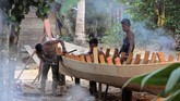 Pemuda Desa Melidi sedang membuat sampan. Sampan kayu merupakan salah satu transportasi yang digunakan warga untuk pergi ke desa, bahkan turun ke perkotaan. (Anadolu Agency-Khalis Surry).