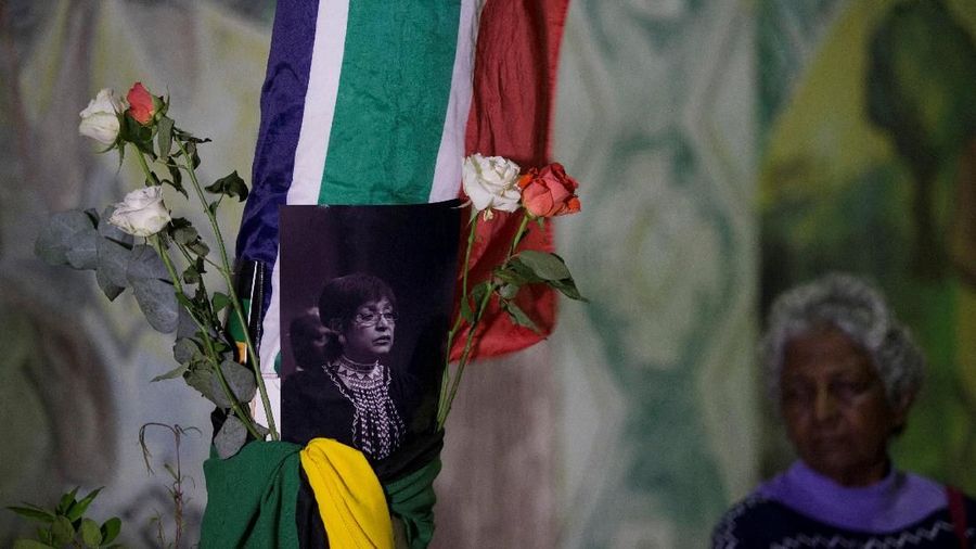 Winnie Mandela yang penuh kontroversi mendapat gelar ibu bangsa hingga perampok bagi Afrika Selatan.
