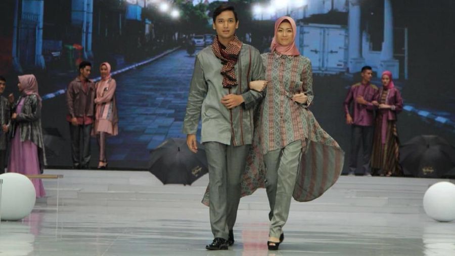 Busana yang dijual sekitar Rp 9,5 juta hingga Rp 15 juta ini menampilkan gaya urban androginy dengan warna natural yang cerah seperti biru langit.