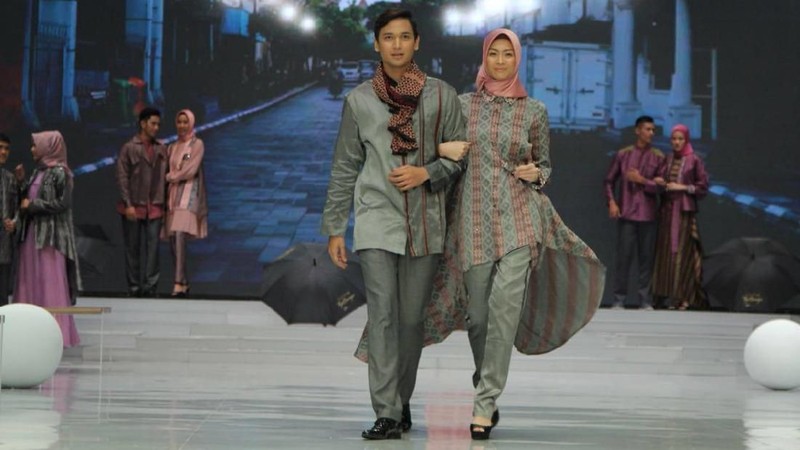 Busana yang dijual sekitar Rp 9,5 juta hingga Rp 15 juta ini menampilkan gaya urban androginy dengan warna natural yang cerah seperti biru langit.