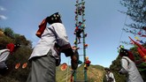 Festival tahunan ini merupakan bentuk rasa syukur warga Lisu terhadap seorang pahlawan Han, yakni menteri perang di era Dinasti Ming, Wang Ji, yang mengajari mereka bagaimana membuat pisau. (REUTERS/Aly Song)
