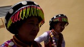 Penampil lain mengenakan pakaian dan serban merah. Setelah minum semangkuk wine, mereka mulai memanjat galah pisau. Yang pertama sampai di puncak menjadi pemenang. (REUTERS/Aly Song)