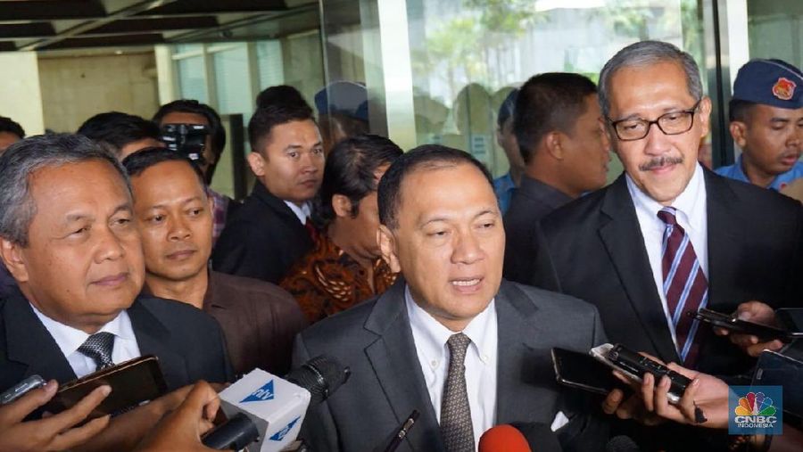 Gubernur Bank Indonesia (BI) Agus Martowardojo menyindir keras pengelolaan kearsipan yang dilakukan pemerintah daerah.