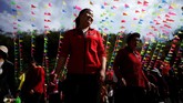 Pemanjat galah pisau itu telah berlatih jauh sebelum festival berlangsung, sehingga mereka mampu memanjat galah bertangga pisau tajam itu tanpa menggunakan alas kaki. (REUTERS/Aly Song)
