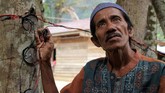 Hasbi (53 tahun) memperlihatkan instalasi listrik kedondong yang tidak terpakai di Desa Tampor Paloh, Simpang Jernih. Sebelumnya, sempat heboh sebanyak 30 rumah warga di desa setempat diterangi listrik kedondong, namun kenyataannya listrik tidak berfungsi. (Anadolu Agency-Khalis Surry).