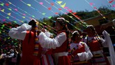 Ribuan warga dari berbagai penjuru China rela melancong jauh demi menyaksikan festival unik dan atraksi menantang maut yang disuguhkan oleh para warga Lisu itu. (REUTERS/Aly Song)