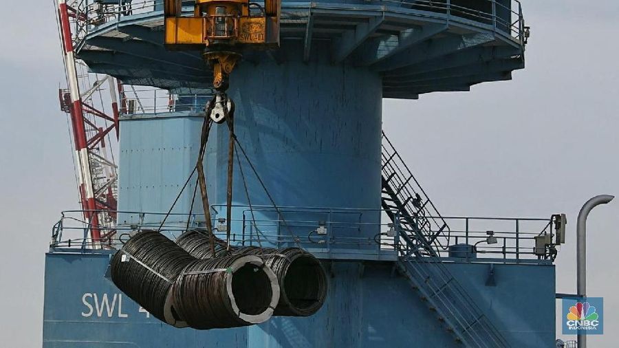 Perang dagang AS - China diperkirakan berdampak pada banjirnya baja impor ke RI.