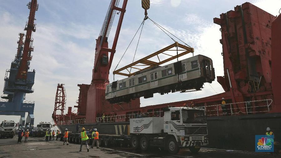 Kedatangan 10 gerbong Commuter Line tersebut berbarengan dengan dua rangkaian (12 kereta) MRT Jakarta.