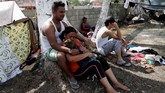 Gerak jalan imigran itu diorganisir oleh Pueblo Sin Fronteras, atau Rakyat Tanpa Perbatasan, untuk mengungsi dari kekerasan dan korupsi. (REUTERS/Henry Romero)