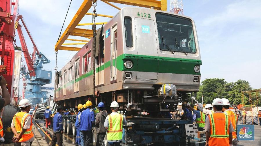 Kedatangan 10 gerbong Commuter Line tersebut berbarengan dengan dua rangkaian (12 kereta) MRT Jakarta.