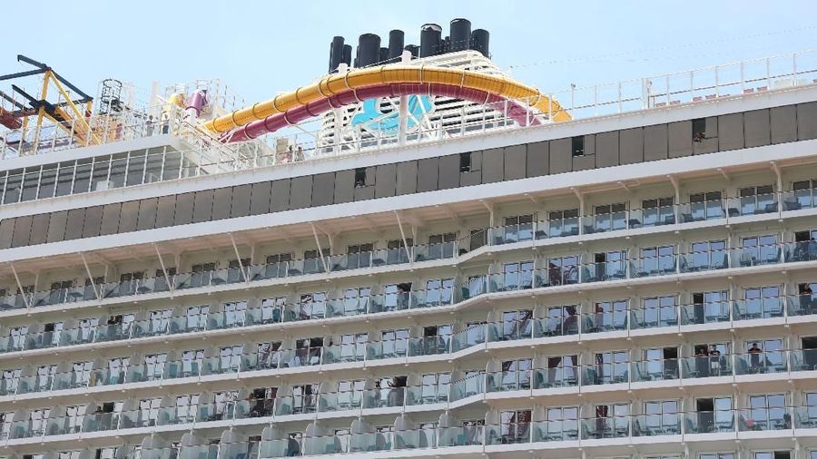 Kapal pesiar dengan kapasitas maksimum 4000-5000 wisatawan itu menawarkan tiket seharga Rp 10 juta/orang.