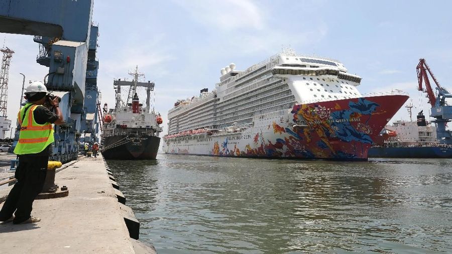 Kapal pesiar dengan kapasitas maksimum 4000-5000 wisatawan itu menawarkan tiket seharga Rp 10 juta/orang.